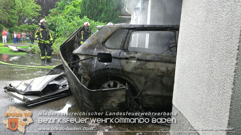20250530_Garagenbrand - Feuerwehr verhindert Übergreifen auf Wohnräume Foto: Stefan Schneider BFK BADEN 20250530_Garagenbrand - Feuerwehr verhindert Übergreifen auf Wohnräume Foto: Stefan Schneider BFK BADEN