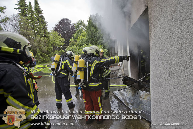 20250530_Garagenbrand - Feuerwehr verhindert Übergreifen auf Wohnräume Foto: Stefan Schneider BFK BADEN 20250530_Garagenbrand - Feuerwehr verhindert Übergreifen auf Wohnräume Foto: Stefan Schneider BFK BADEN