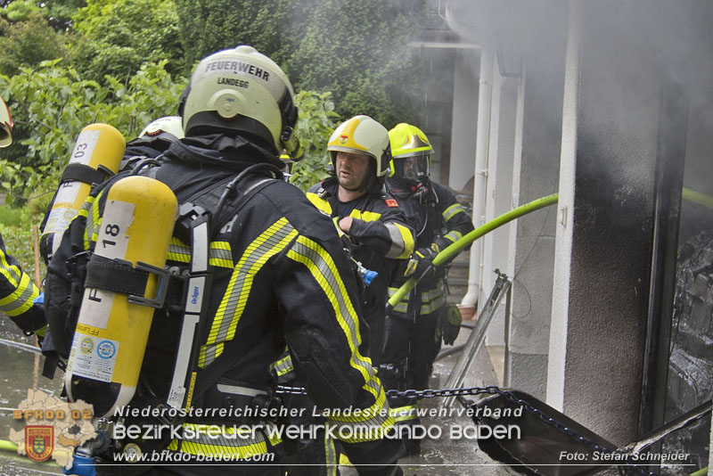 20250530_Garagenbrand - Feuerwehr verhindert Übergreifen auf Wohnräume Foto: Stefan Schneider BFK BADEN 20250530_Garagenbrand - Feuerwehr verhindert Übergreifen auf Wohnräume Foto: Stefan Schneider BFK BADEN