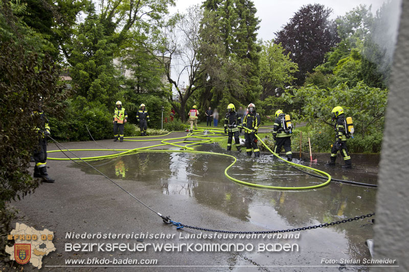 20250530_Garagenbrand - Feuerwehr verhindert Übergreifen auf Wohnräume Foto: Stefan Schneider BFK BADEN 20250530_Garagenbrand - Feuerwehr verhindert Übergreifen auf Wohnräume Foto: Stefan Schneider BFK BADEN