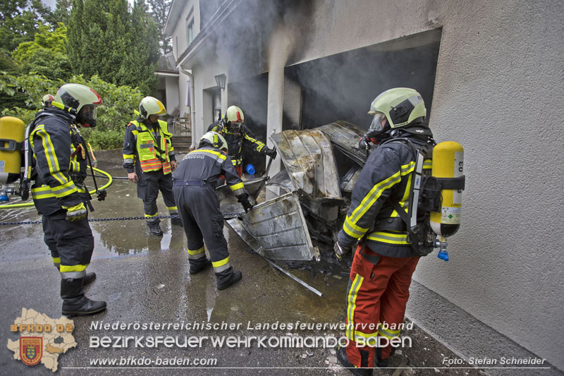 20250530_Garagenbrand - Feuerwehr verhindert Übergreifen auf Wohnräume Foto: Stefan Schneider BFK BADEN 20250530_Garagenbrand - Feuerwehr verhindert Übergreifen auf Wohnräume Foto: Stefan Schneider BFK BADEN