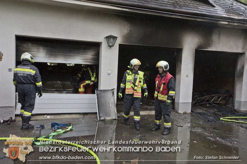 20250530_Garagenbrand - Feuerwehr verhindert Übergreifen auf Wohnräume Foto: Stefan Schneider BFK BADEN 20250530_Garagenbrand - Feuerwehr verhindert Übergreifen auf Wohnräume Foto: Stefan Schneider BFK BADEN