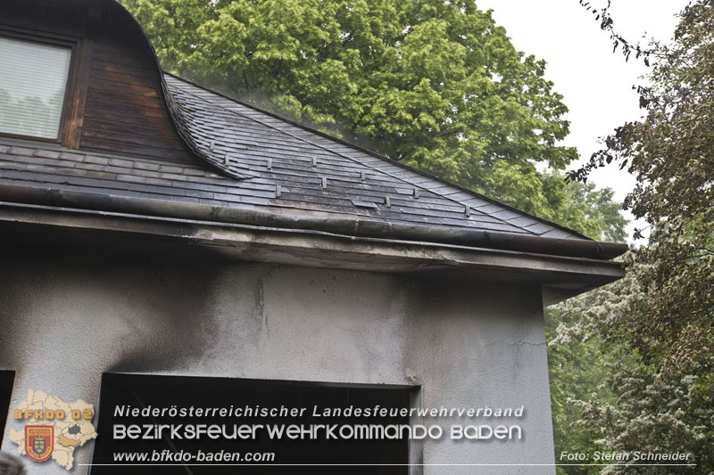 20250530_Garagenbrand - Feuerwehr verhindert Übergreifen auf Wohnräume Foto: Stefan Schneider BFK BADEN 20250530_Garagenbrand - Feuerwehr verhindert Übergreifen auf Wohnräume Foto: Stefan Schneider BFK BADEN