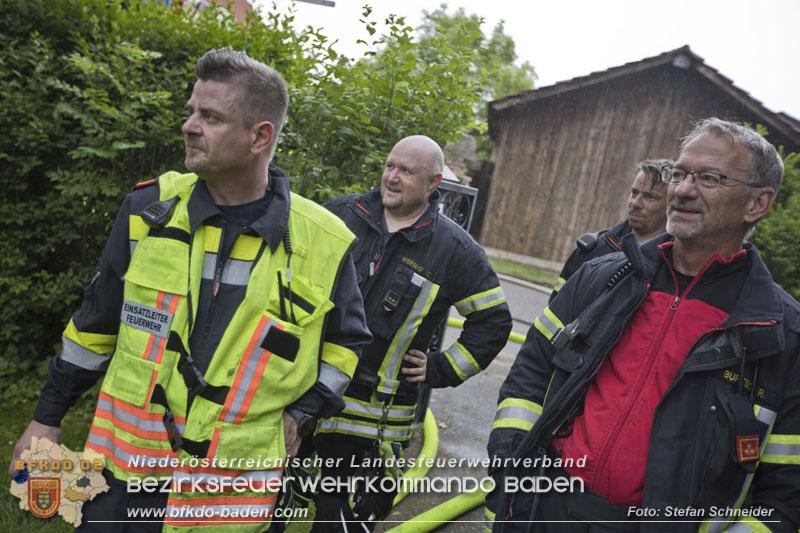 20250530_Garagenbrand - Feuerwehr verhindert Übergreifen auf Wohnräume Foto: Stefan Schneider BFK BADEN 20250530_Garagenbrand - Feuerwehr verhindert Übergreifen auf Wohnräume Foto: Stefan Schneider BFK BADEN