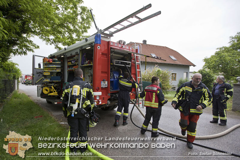20250530_Garagenbrand - Feuerwehr verhindert Übergreifen auf Wohnräume Foto: Stefan Schneider BFK BADEN 20250530_Garagenbrand - Feuerwehr verhindert Übergreifen auf Wohnräume Foto: Stefan Schneider BFK BADEN