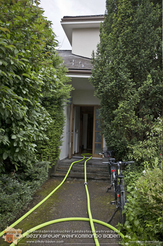 20250530_Garagenbrand - Feuerwehr verhindert Übergreifen auf Wohnräume Foto: Stefan Schneider BFK BADEN 20250530_Garagenbrand - Feuerwehr verhindert Übergreifen auf Wohnräume Foto: Stefan Schneider BFK BADEN