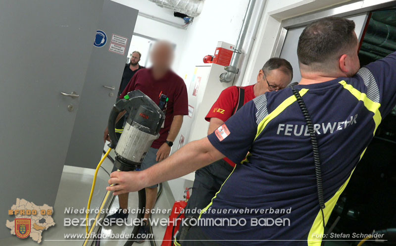 20250613_Feuerwehreinsatz wegen Gebrechen in Tankanlage für ein Notstromaggregat Foto: Stefan Schneider BFKDO BADEN 20250613_Feuerwehreinsatz wegen Gebrechen in Tankanlage für ein Notstromaggregat Foto: Stefan Schneider BFKDO BADEN