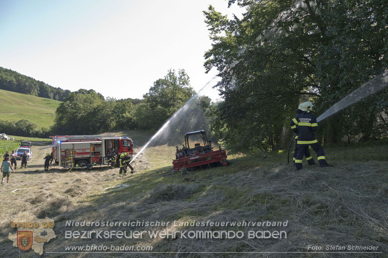 20250701_Landmaschinenbrand bei Heuarbeiten in Reintal bei Weissenbach/Triesting   Foto: Stefan Schneider BFKDO BADEN