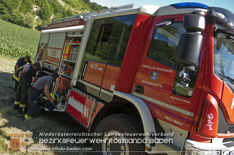 20250701_Landmaschinenbrand bei Heuarbeiten in Reintal bei Weissenbach/Triesting Foto: Stefan Schneider BFKDO BADEN