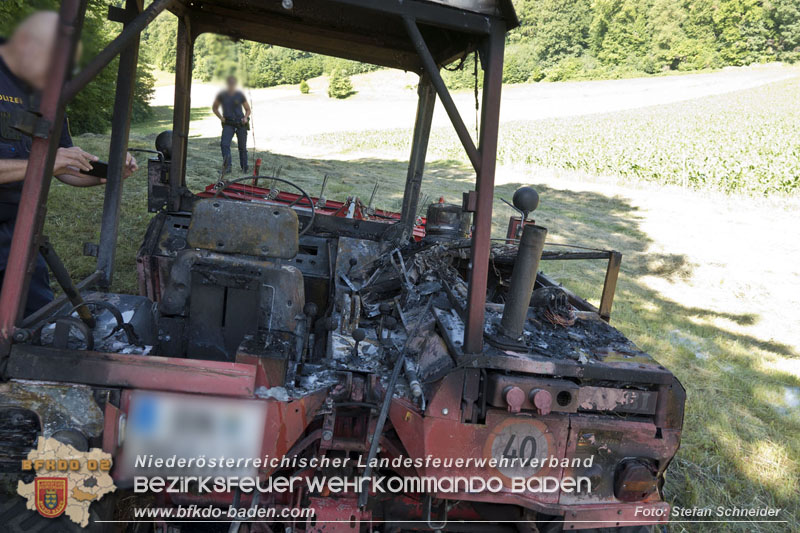 20250701_Landmaschinenbrand bei Heuarbeiten in Reintal bei Weissenbach/Triesting Foto: Stefan Schneider BFKDO BADEN