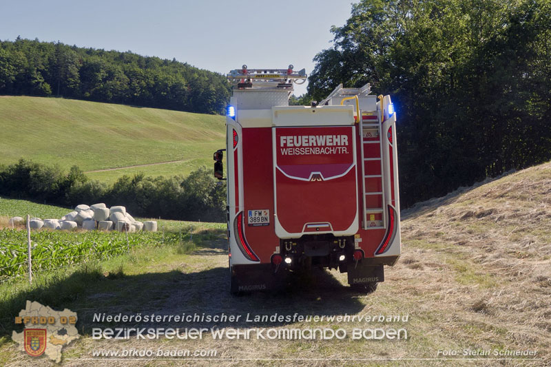 20250701_Landmaschinenbrand bei Heuarbeiten in Reintal bei Weissenbach/Triesting Foto: Stefan Schneider BFKDO BADEN