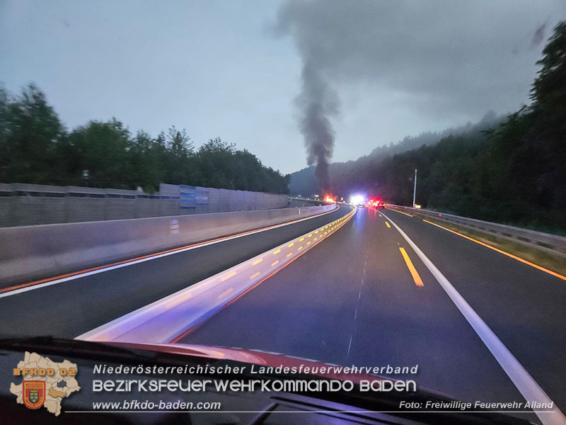 20250705_Vollbrand Kleintransporter auf der A21 im Baustellenbereich Foto: Freiwillige Feuerwehr Alland 20250705_Vollbrand Kleintransporter auf der A21 im Baustellenbereich Foto: Freiwillige Feuerwehr Alland
