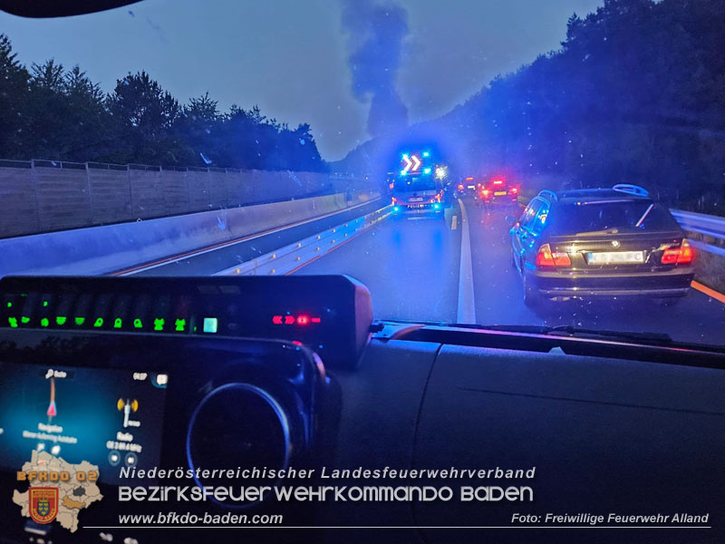 20250705_Vollbrand Kleintransporter auf der A21 im Baustellenbereich Foto: Freiwillige Feuerwehr Alland 20250705_Vollbrand Kleintransporter auf der A21 im Baustellenbereich Foto: Freiwillige Feuerwehr Alland