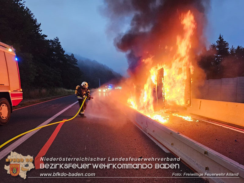 20250705_Vollbrand Kleintransporter auf der A21 im Baustellenbereich Foto: Freiwillige Feuerwehr Alland 20250705_Vollbrand Kleintransporter auf der A21 im Baustellenbereich Foto: Freiwillige Feuerwehr Alland