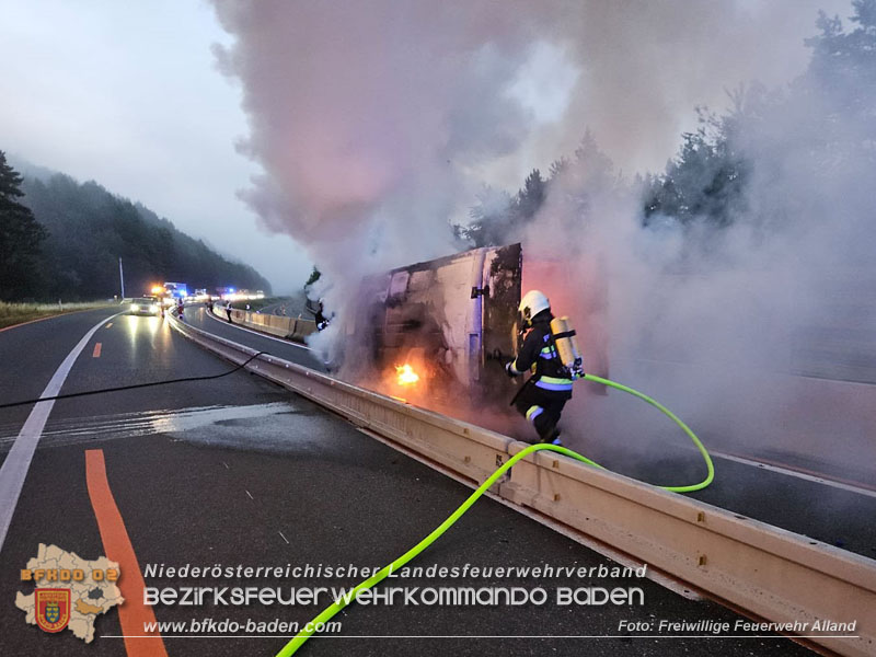 20250705_Vollbrand Kleintransporter auf der A21 im Baustellenbereich Foto: Freiwillige Feuerwehr Alland 20250705_Vollbrand Kleintransporter auf der A21 im Baustellenbereich Foto: Freiwillige Feuerwehr Alland