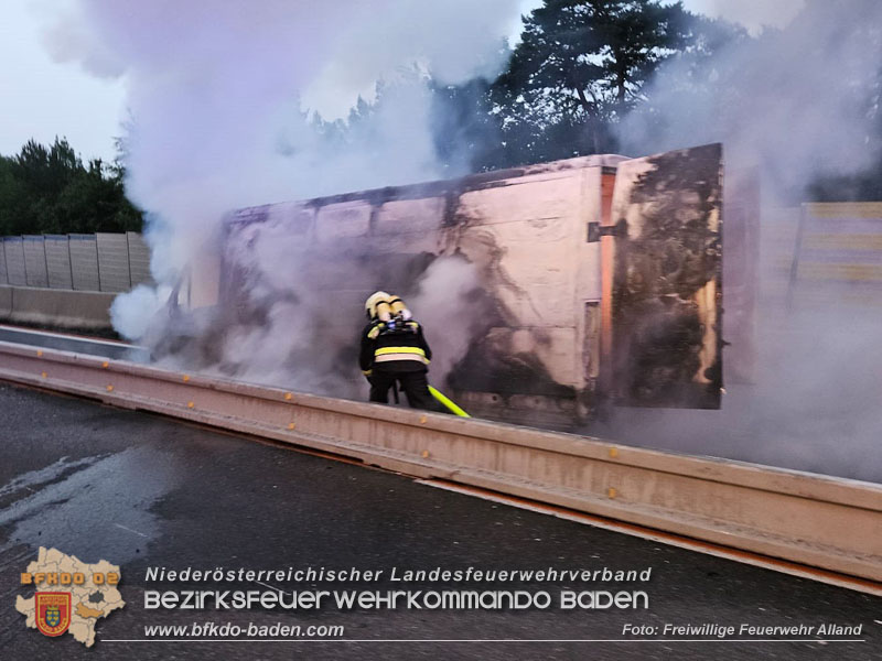 20250705_Vollbrand Kleintransporter auf der A21 im Baustellenbereich Foto: Freiwillige Feuerwehr Alland 20250705_Vollbrand Kleintransporter auf der A21 im Baustellenbereich Foto: Freiwillige Feuerwehr Alland