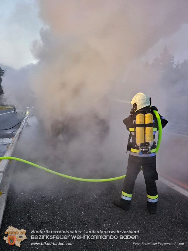 20250705_Vollbrand Kleintransporter auf der A21 im Baustellenbereich Foto: Freiwillige Feuerwehr Alland 20250705_Vollbrand Kleintransporter auf der A21 im Baustellenbereich Foto: Freiwillige Feuerwehr Alland