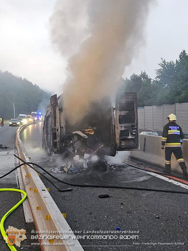 20250705_Vollbrand Kleintransporter auf der A21 im Baustellenbereich Foto: Freiwillige Feuerwehr Alland 20250705_Vollbrand Kleintransporter auf der A21 im Baustellenbereich Foto: Freiwillige Feuerwehr Alland