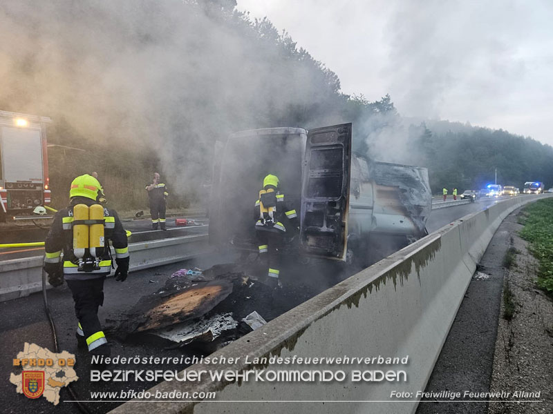 20250705_Vollbrand Kleintransporter auf der A21 im Baustellenbereich Foto: Freiwillige Feuerwehr Alland 20250705_Vollbrand Kleintransporter auf der A21 im Baustellenbereich Foto: Freiwillige Feuerwehr Alland