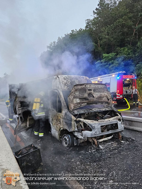 20250705_Vollbrand Kleintransporter auf der A21 im Baustellenbereich Foto: Freiwillige Feuerwehr Alland 20250705_Vollbrand Kleintransporter auf der A21 im Baustellenbereich Foto: Freiwillige Feuerwehr Alland