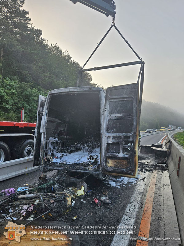 20250705_Vollbrand Kleintransporter auf der A21 im Baustellenbereich Foto: Freiwillige Feuerwehr Alland 20250705_Vollbrand Kleintransporter auf der A21 im Baustellenbereich Foto: Freiwillige Feuerwehr Alland