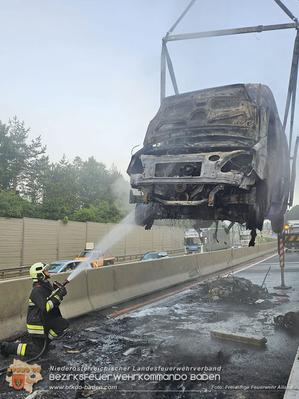 20250705_Vollbrand Kleintransporter auf der A21 im Baustellenbereich Foto: Freiwillige Feuerwehr Alland 20250705_Vollbrand Kleintransporter auf der A21 im Baustellenbereich Foto: Freiwillige Feuerwehr Alland
