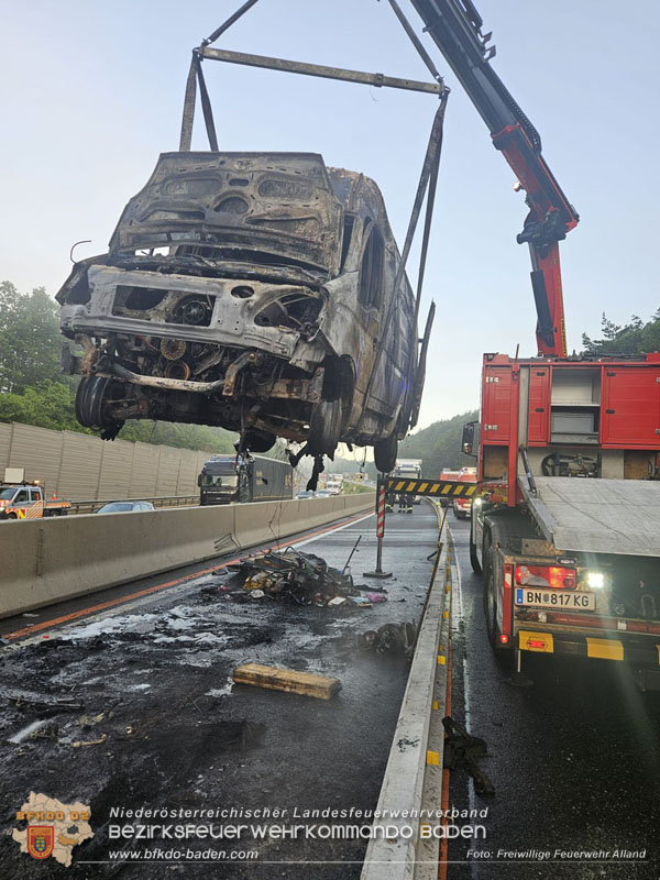 20250705_Vollbrand Kleintransporter auf der A21 im Baustellenbereich Foto: Freiwillige Feuerwehr Alland 20250705_Vollbrand Kleintransporter auf der A21 im Baustellenbereich Foto: Freiwillige Feuerwehr Alland