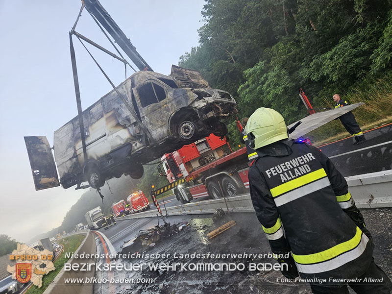 20250705_Vollbrand Kleintransporter auf der A21 im Baustellenbereich Foto: Freiwillige Feuerwehr Alland 20250705_Vollbrand Kleintransporter auf der A21 im Baustellenbereich Foto: Freiwillige Feuerwehr Alland