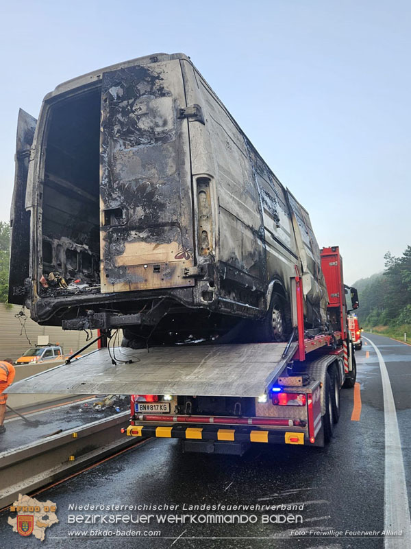 20250705_Vollbrand Kleintransporter auf der A21 im Baustellenbereich Foto: Freiwillige Feuerwehr Alland 20250705_Vollbrand Kleintransporter auf der A21 im Baustellenbereich Foto: Freiwillige Feuerwehr Alland
