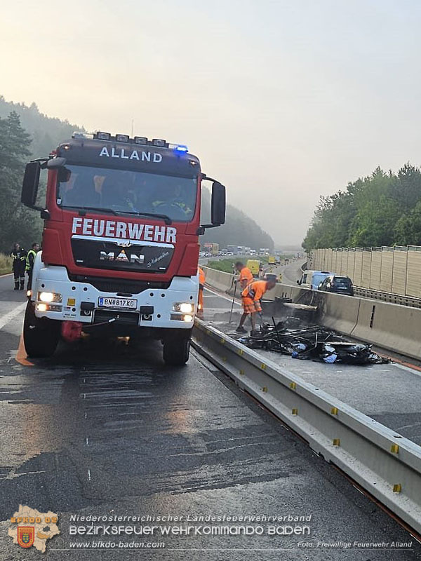 20250705_Vollbrand Kleintransporter auf der A21 im Baustellenbereich Foto: Freiwillige Feuerwehr Alland 20250705_Vollbrand Kleintransporter auf der A21 im Baustellenbereich Foto: Freiwillige Feuerwehr Alland