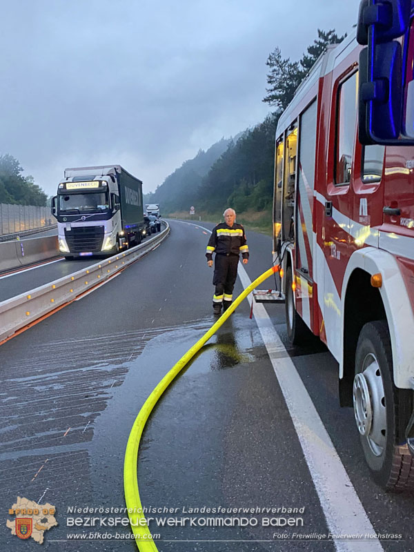20250705_Vollbrand Kleintransporter auf der A21 im Baustellenbereich Foto: Freiwillige Feuerwehr Hochstrass 20250705_Vollbrand Kleintransporter auf der A21 im Baustellenbereich Foto: Freiwillige Feuerwehr Hochstrass