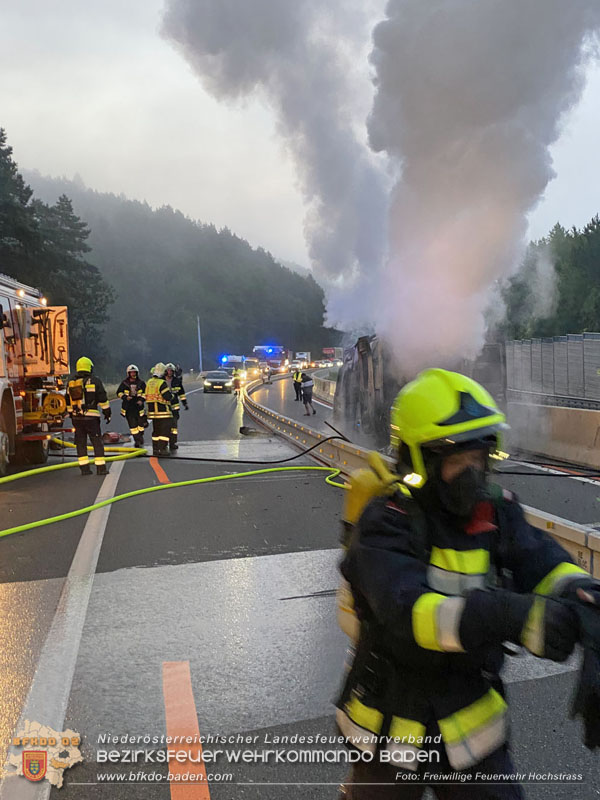 20250705_Vollbrand Kleintransporter auf der A21 im Baustellenbereich Foto: Freiwillige Feuerwehr Hochstrass 20250705_Vollbrand Kleintransporter auf der A21 im Baustellenbereich Foto: Freiwillige Feuerwehr Hochstrass