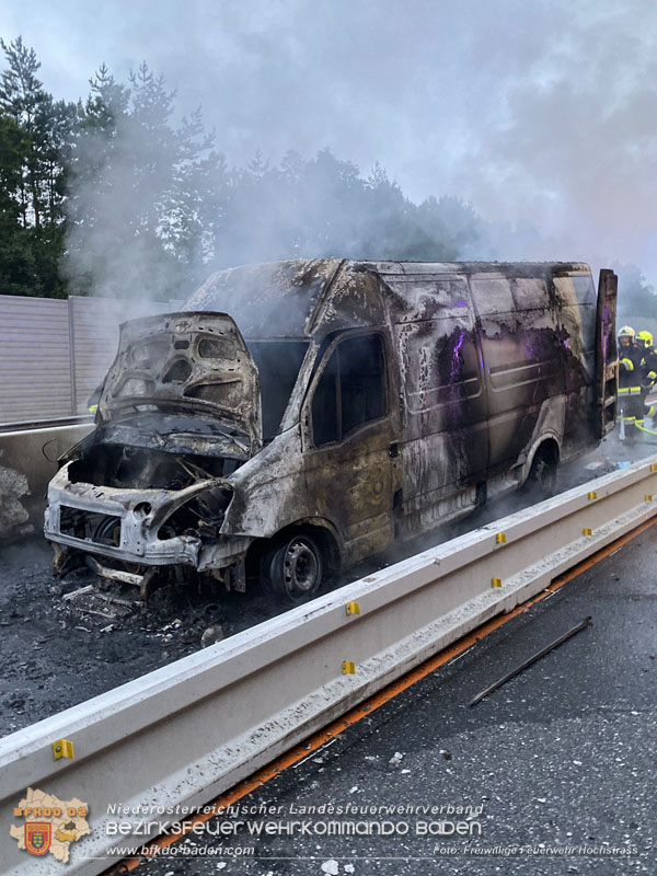 20250705_Vollbrand Kleintransporter auf der A21 im Baustellenbereich Foto: Freiwillige Feuerwehr Hochstrass 20250705_Vollbrand Kleintransporter auf der A21 im Baustellenbereich Foto: Freiwillige Feuerwehr Hochstrass
