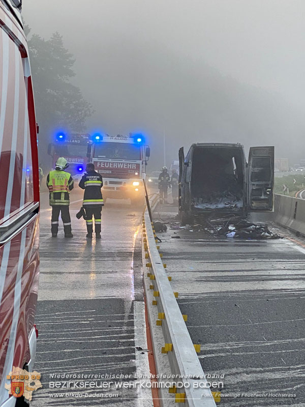 20250705_Vollbrand Kleintransporter auf der A21 im Baustellenbereich Foto: Freiwillige Feuerwehr Hochstrass 20250705_Vollbrand Kleintransporter auf der A21 im Baustellenbereich Foto: Freiwillige Feuerwehr Hochstrass