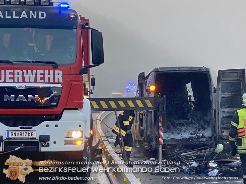 20250705_Vollbrand Kleintransporter auf der A21 im Baustellenbereich Foto: Freiwillige Feuerwehr Hochstrass 20250705_Vollbrand Kleintransporter auf der A21 im Baustellenbereich Foto: Freiwillige Feuerwehr Hochstrass