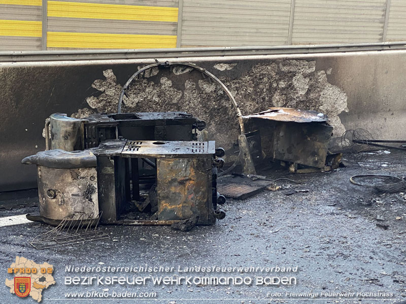 20250705_Vollbrand Kleintransporter auf der A21 im Baustellenbereich Foto: Freiwillige Feuerwehr Hochstrass 20250705_Vollbrand Kleintransporter auf der A21 im Baustellenbereich Foto: Freiwillige Feuerwehr Hochstrass