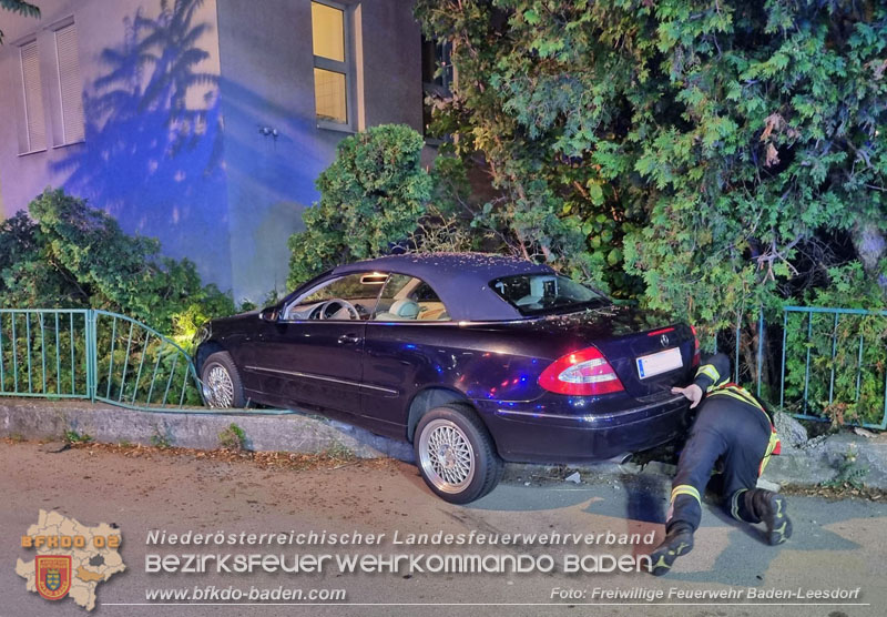 20250714_PKW steckt in Zaun von MOTEL in Baden Foto: FF Baden-Leesdorf 20250714_PKW steckt in Zaun von MOTEL in Baden Foto: FF Baden-Leesdorf