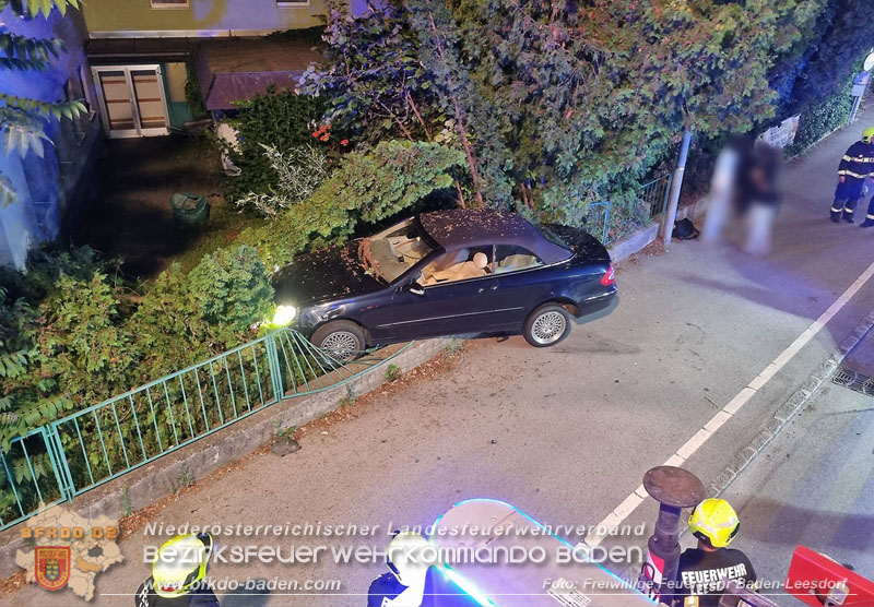 20250714_PKW steckt in Zaun von MOTEL in Baden Foto: FF Baden-Leesdorf 20250714_PKW steckt in Zaun von MOTEL in Baden Foto: FF Baden-Leesdorf