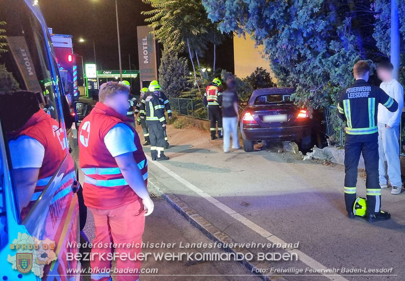 20250714_PKW steckt in Zaun von MOTEL in Baden Foto: FF Baden-Leesdorf 20250714_PKW steckt in Zaun von MOTEL in Baden Foto: FF Baden-Leesdorf