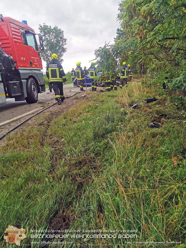 20250726_Sportwagen verunfallt auf der L157 bei Tattendorf Foto: Freiwillige Feuerwehr Tattendorf 20250726_Sportwagen verunfallt auf der L157 bei Tattendorf Foto: Freiwillige Feuerwehr Tattendorf