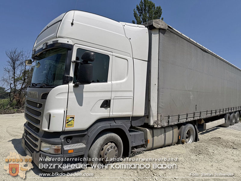 20250813_Kraneinsatz wegen festgefahrenen LKW-Sattelzug in Tribuswinkel  Foto: Stefan Schneider BFKDO BADEN