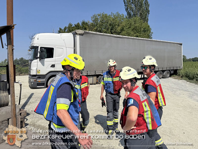 20250813_Kraneinsatz wegen festgefahrenen LKW-Sattelzug in Tribuswinkel  Foto: Stefan Schneider BFKDO BADEN