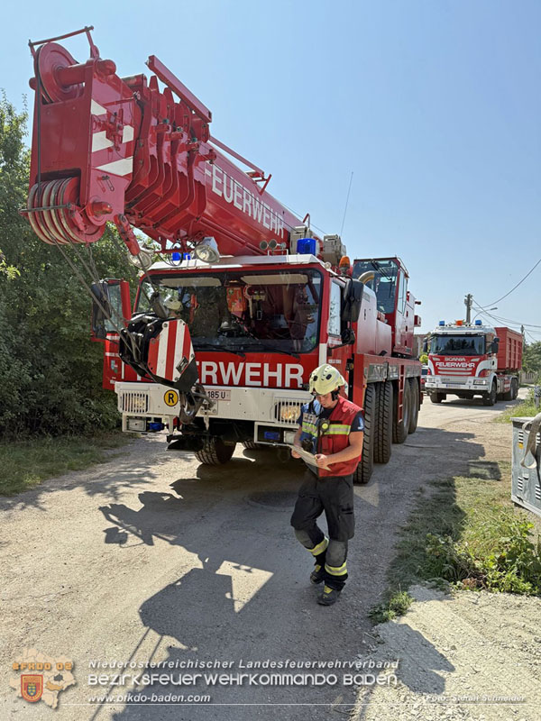 20250813_Kraneinsatz wegen festgefahrenen LKW-Sattelzug in Tribuswinkel  Foto: Stefan Schneider BFKDO BADEN