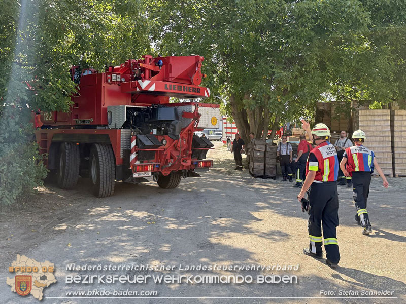 20250813_Kraneinsatz wegen festgefahrenen LKW-Sattelzug in Tribuswinkel  Foto: Stefan Schneider BFKDO BADEN