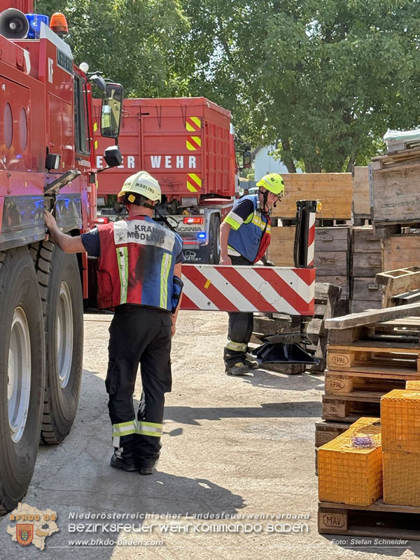 20250813_Kraneinsatz wegen festgefahrenen LKW-Sattelzug in Tribuswinkel  Foto: Stefan Schneider BFKDO BADEN
