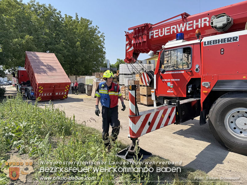 20250813_Kraneinsatz wegen festgefahrenen LKW-Sattelzug in Tribuswinkel  Foto: Stefan Schneider BFKDO BADEN