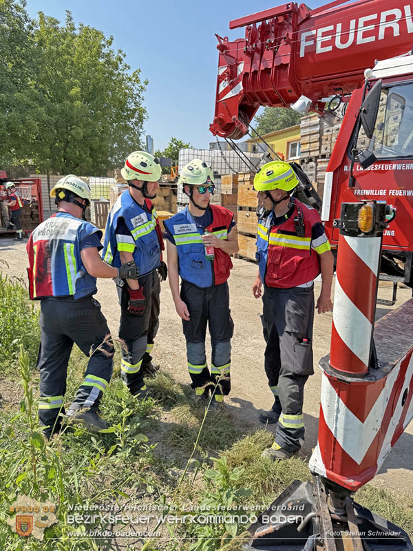 20250813_Kraneinsatz wegen festgefahrenen LKW-Sattelzug in Tribuswinkel  Foto: Stefan Schneider BFKDO BADEN