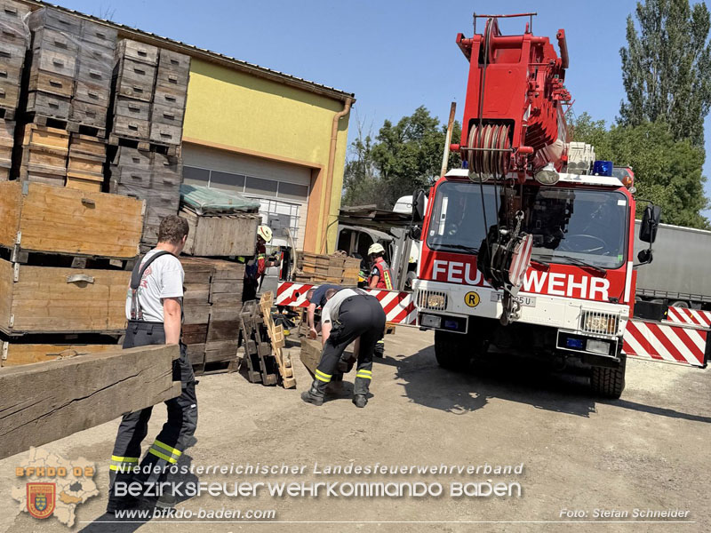 20250813_Kraneinsatz wegen festgefahrenen LKW-Sattelzug in Tribuswinkel  Foto: Stefan Schneider BFKDO BADEN