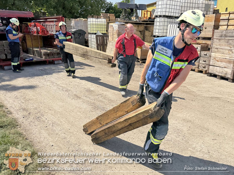 20250813_Kraneinsatz wegen festgefahrenen LKW-Sattelzug in Tribuswinkel  Foto: Stefan Schneider BFKDO BADEN