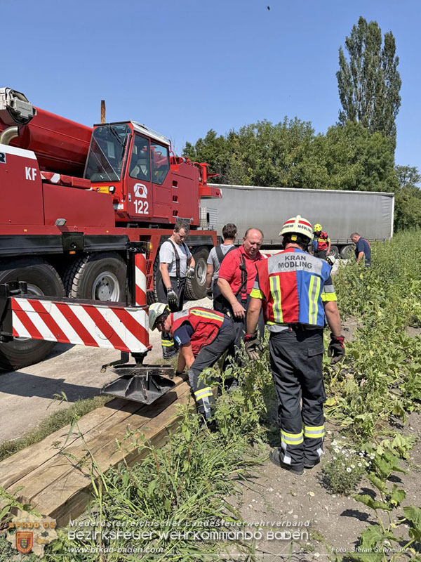 20250813_Kraneinsatz wegen festgefahrenen LKW-Sattelzug in Tribuswinkel  Foto: Stefan Schneider BFKDO BADEN